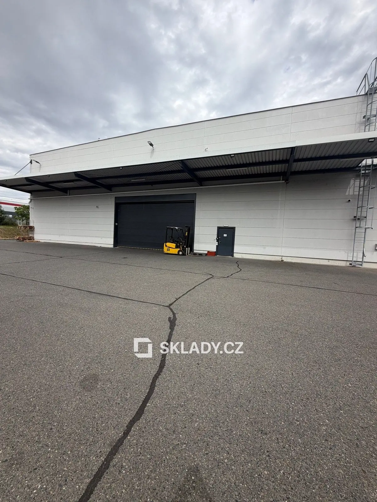 Pronájem komerčního prostoru 995 m², Horní Počernice