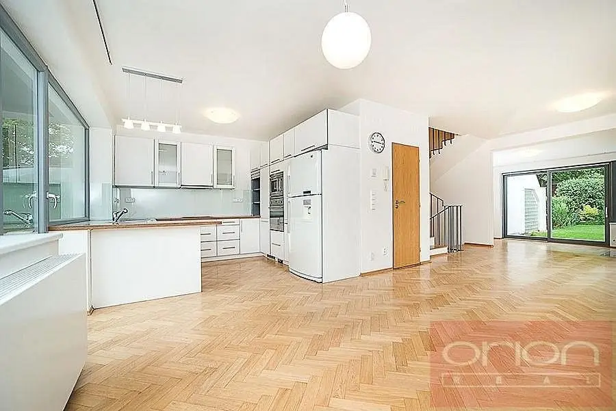 Pronájem domu 230 m², Běstvina