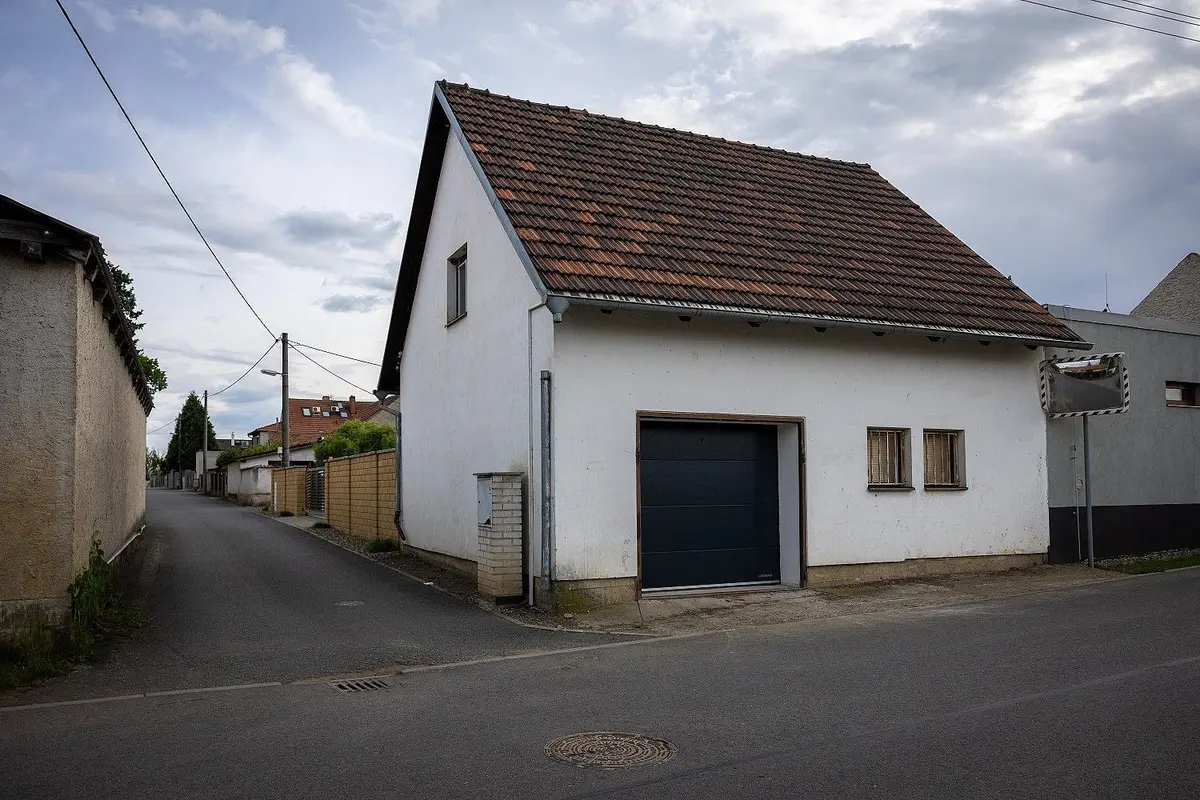 Prodej komerčního prostoru 115 m², Zálezlice