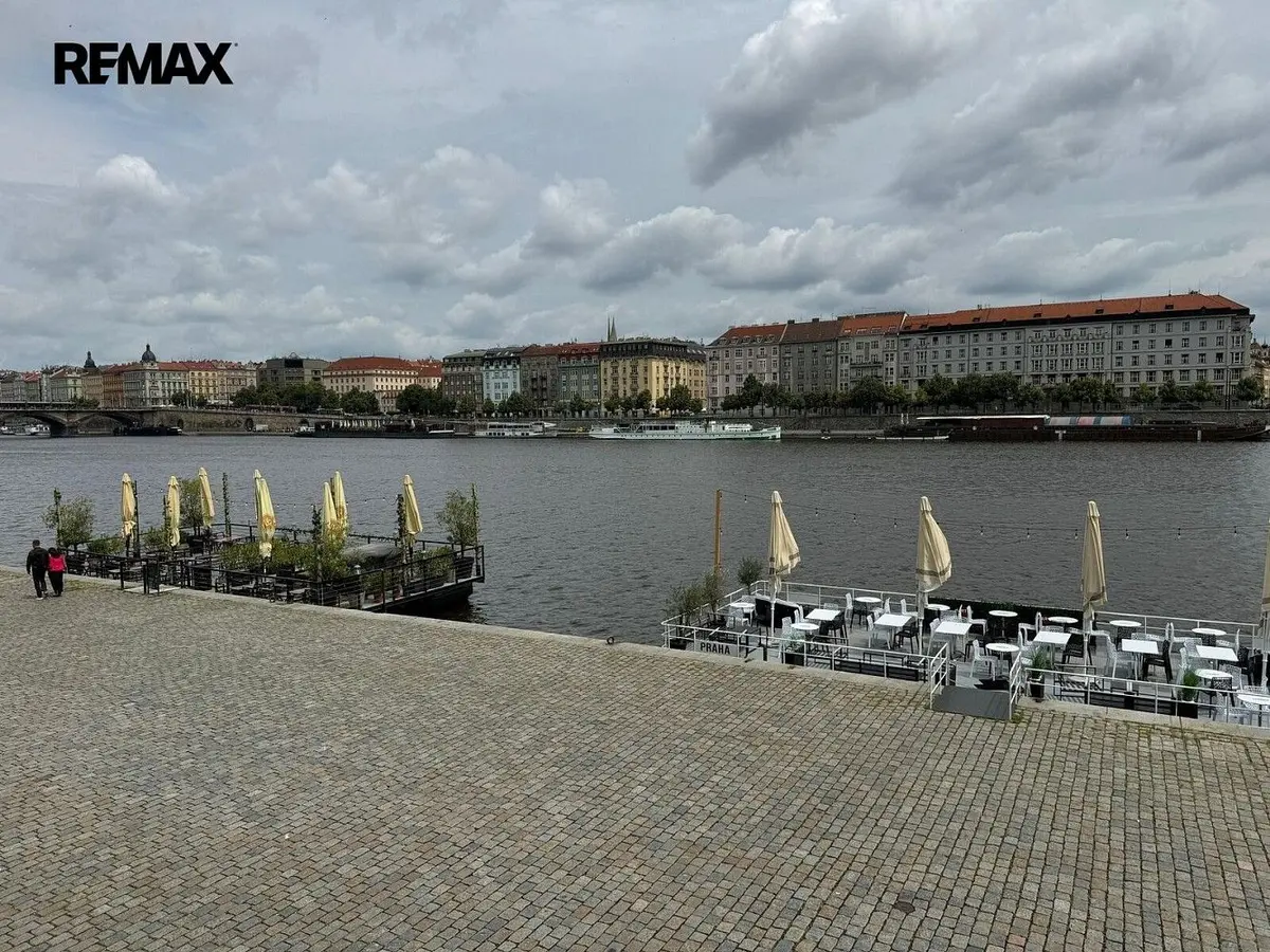 Prodej komerčního prostoru 1594 m², Smíchov