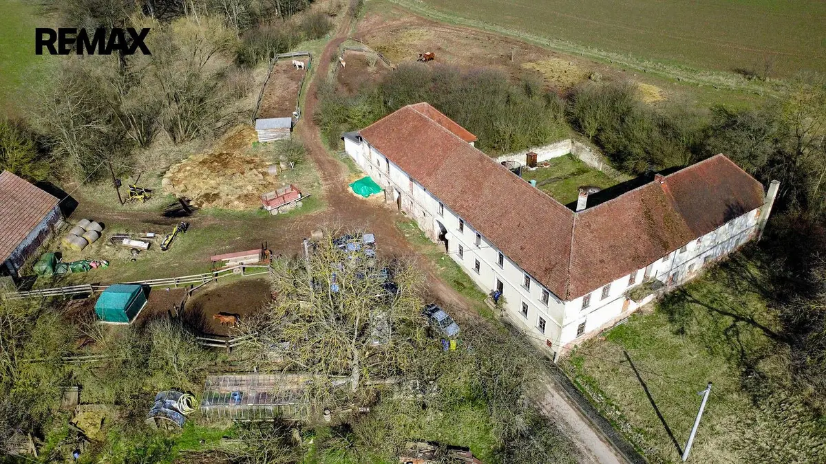 Prodej komerčního prostoru 951 m², Hluboké Dvory