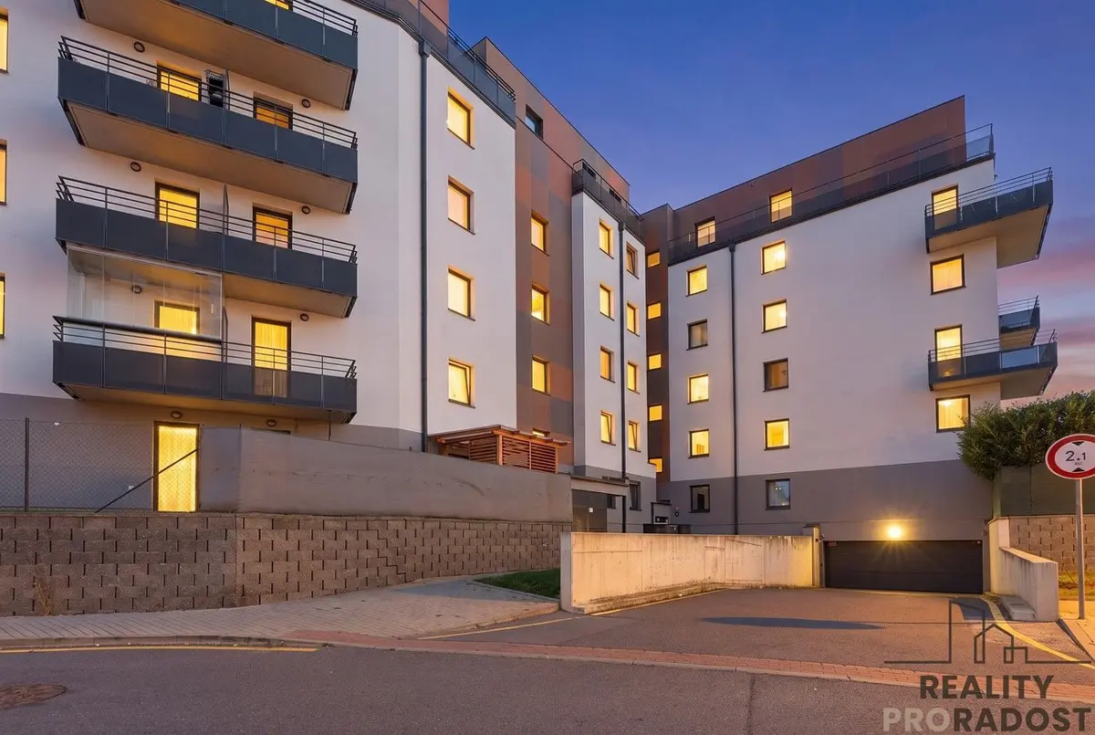 Pronájem bytu 1+kk 39 m², Škrábkových · Letňany