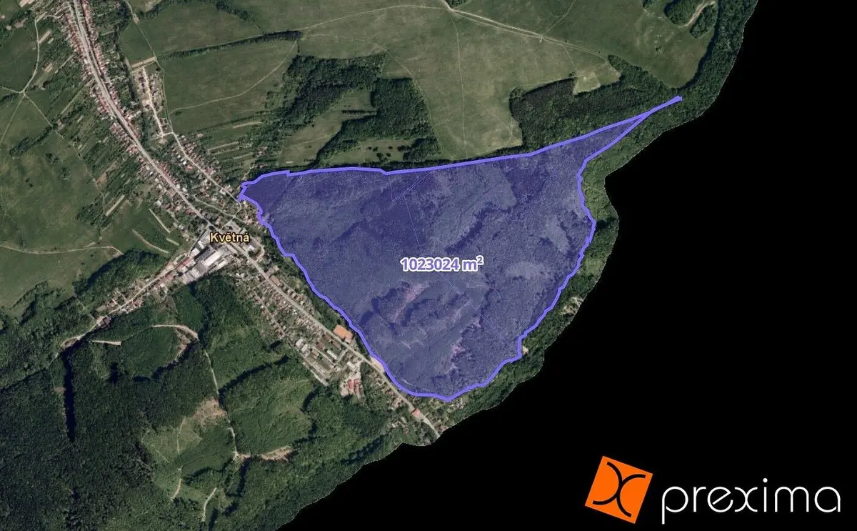 Prodej pozemku 1932 m², nám. U Zámečku · Strání