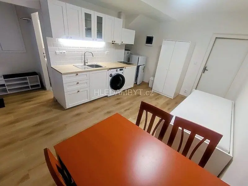 Pronájem bytu 1+kk 20 m², Rozdělovská · Břevnov