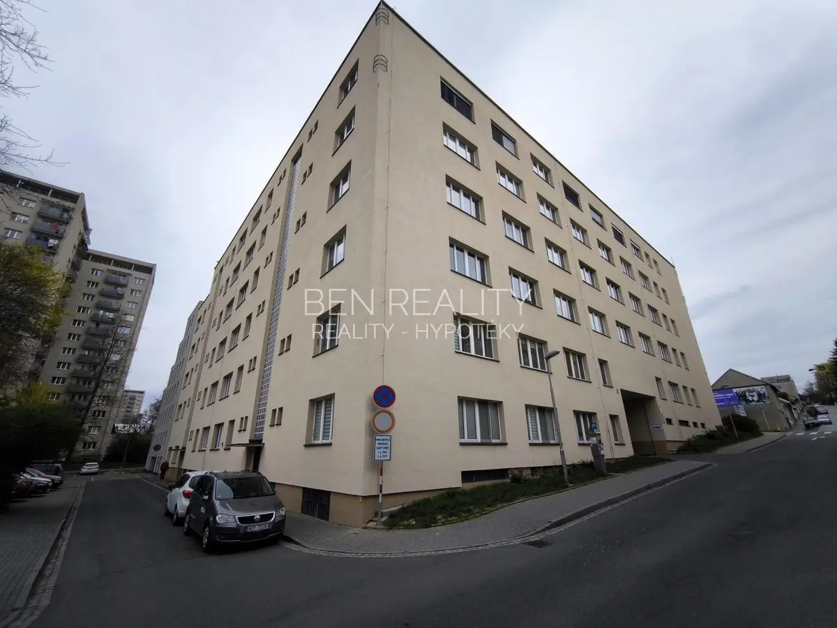 Pronájem bytu 1+kk 14 m², Lorencova · Zlín - centrum · Zlín