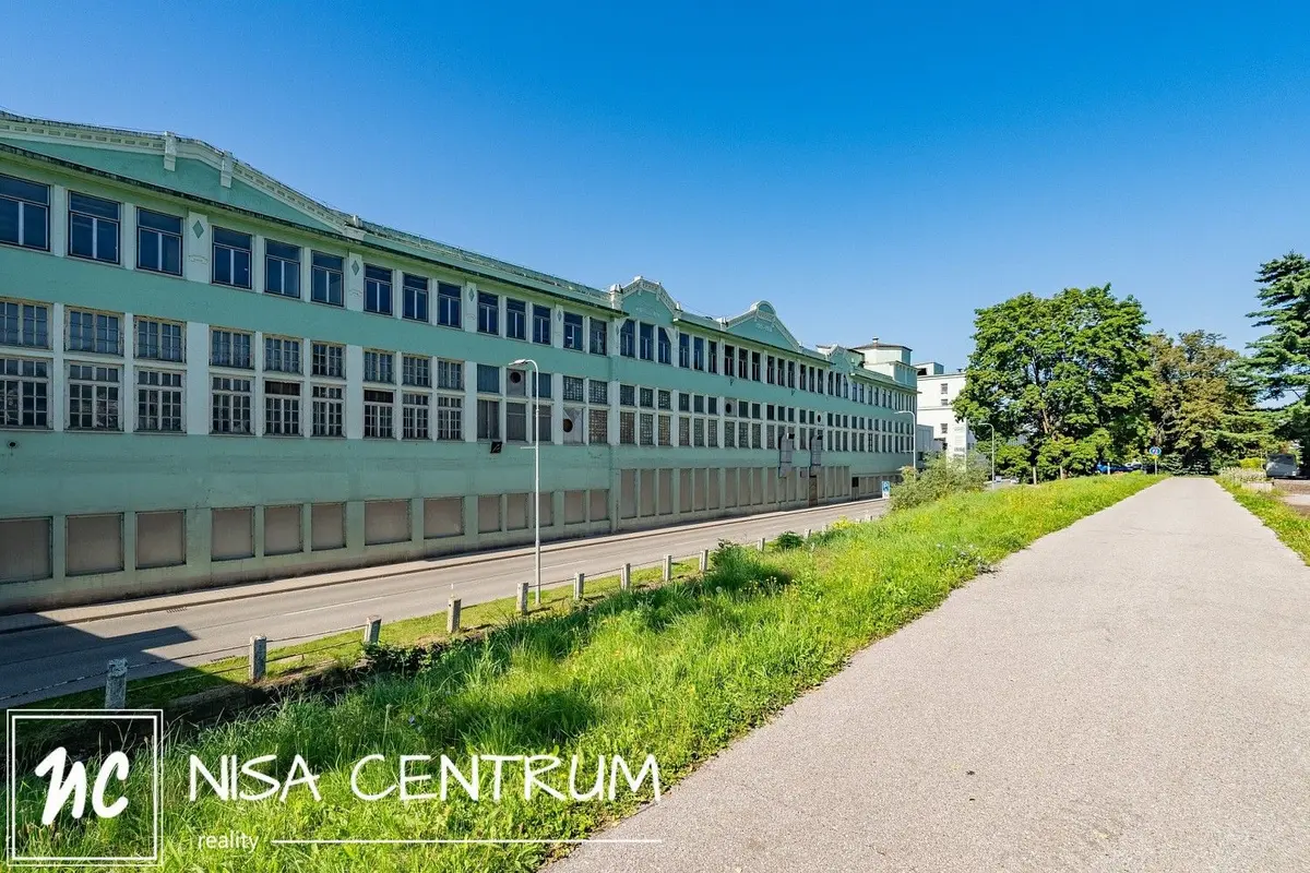 Pronájem komerčního prostoru 6000 m², Hostinné
