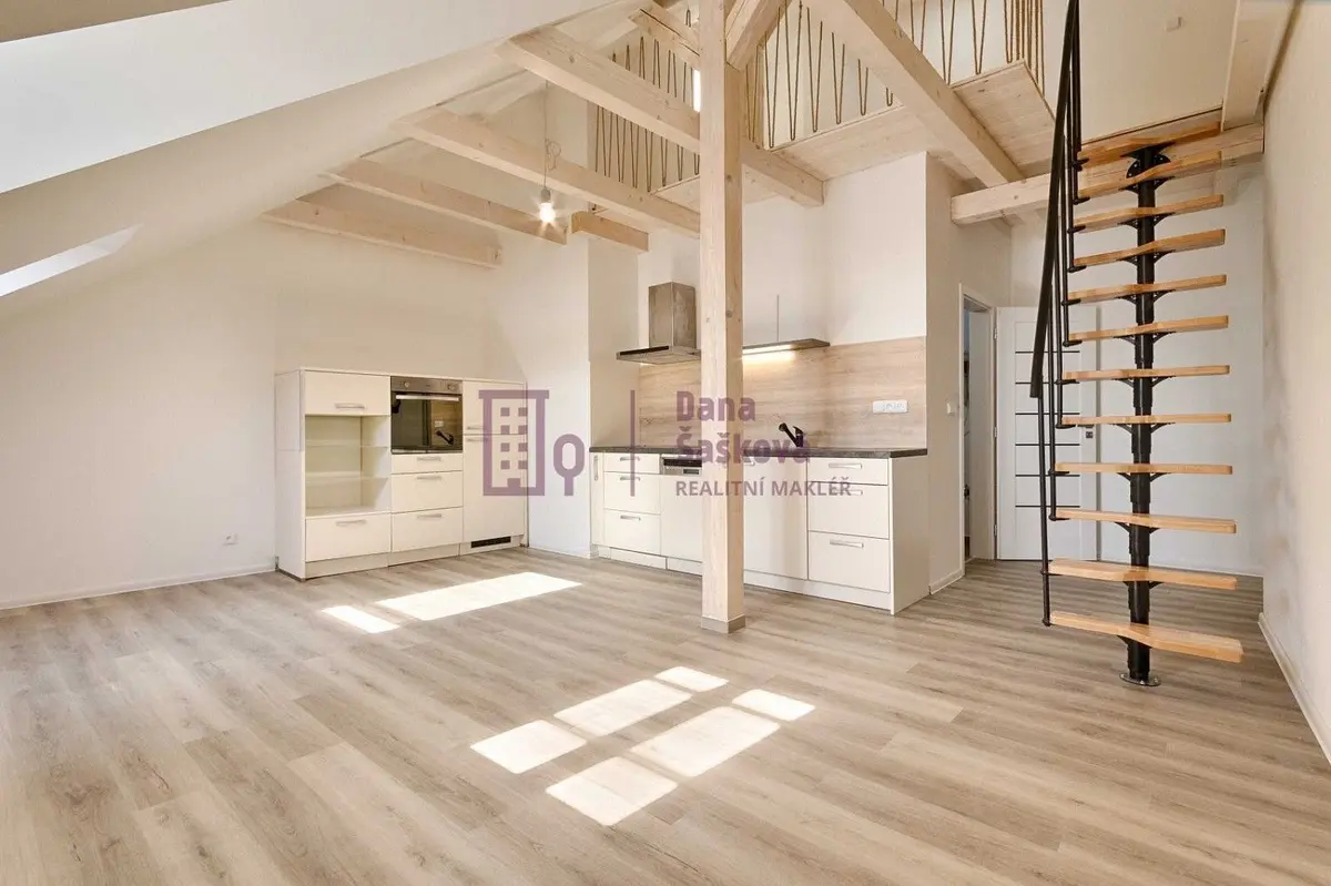 Pronájem bytu 1+kk 38 m², nám. Míru · Jindřichův Hradec