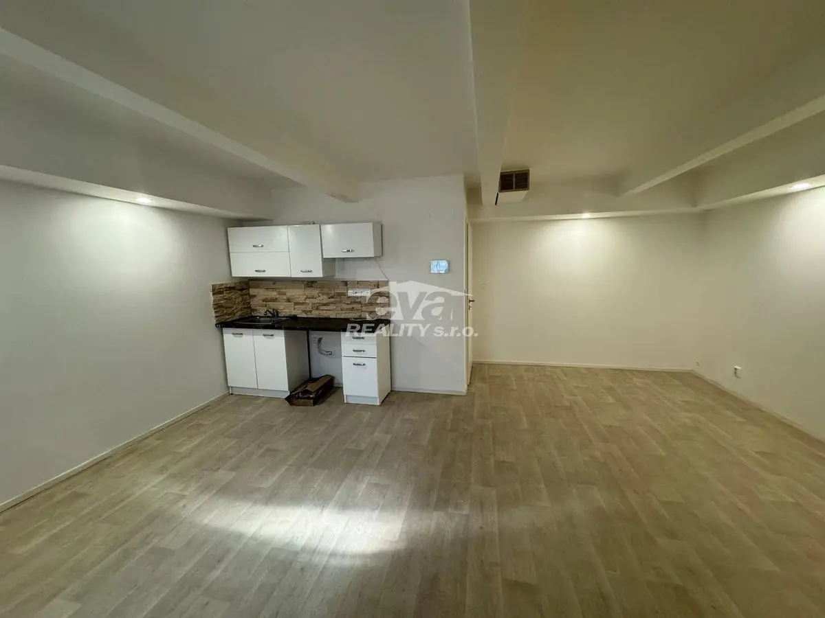 Prodej komerčního prostoru 46 m², Malá Plynární · Holešovice