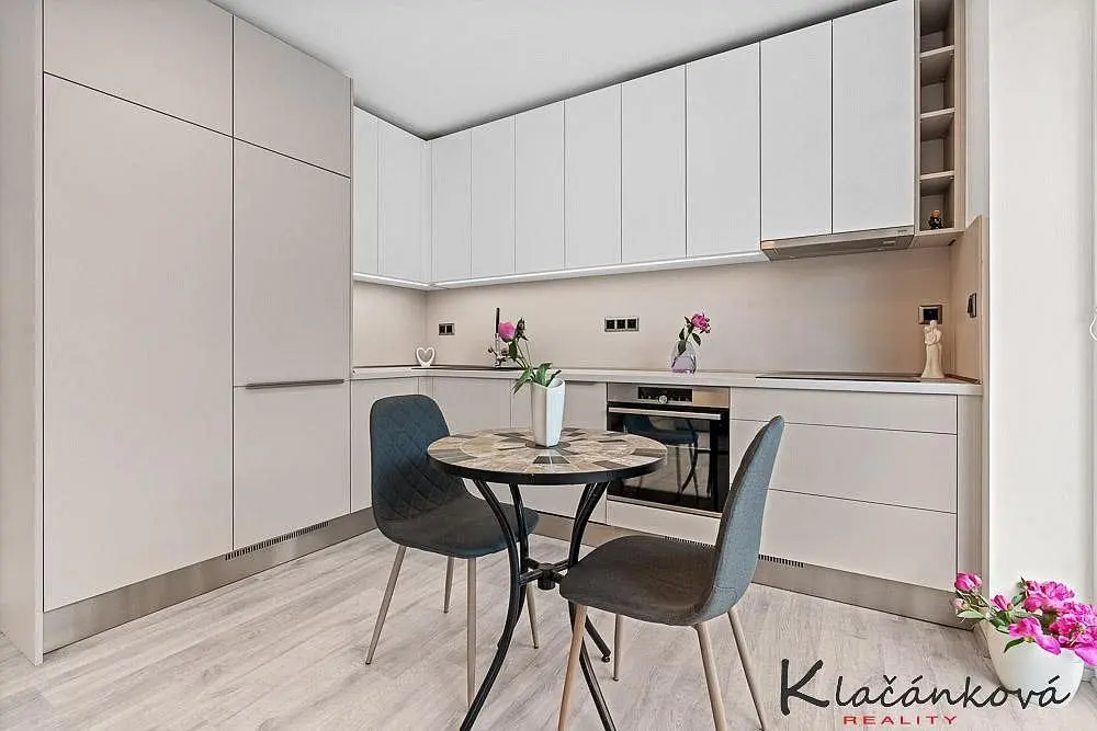 Prodej bytu 1+kk 32 m², Pod Hradem I · Malenovice · Zlín
