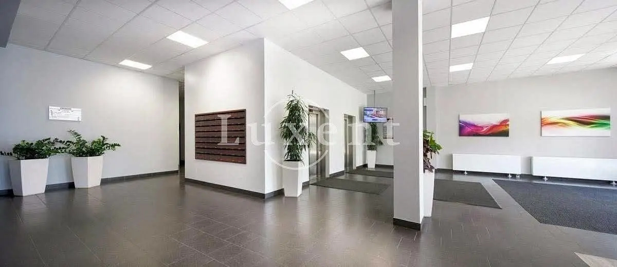 Pronájem komerčního prostoru 1435 m², Strašnice