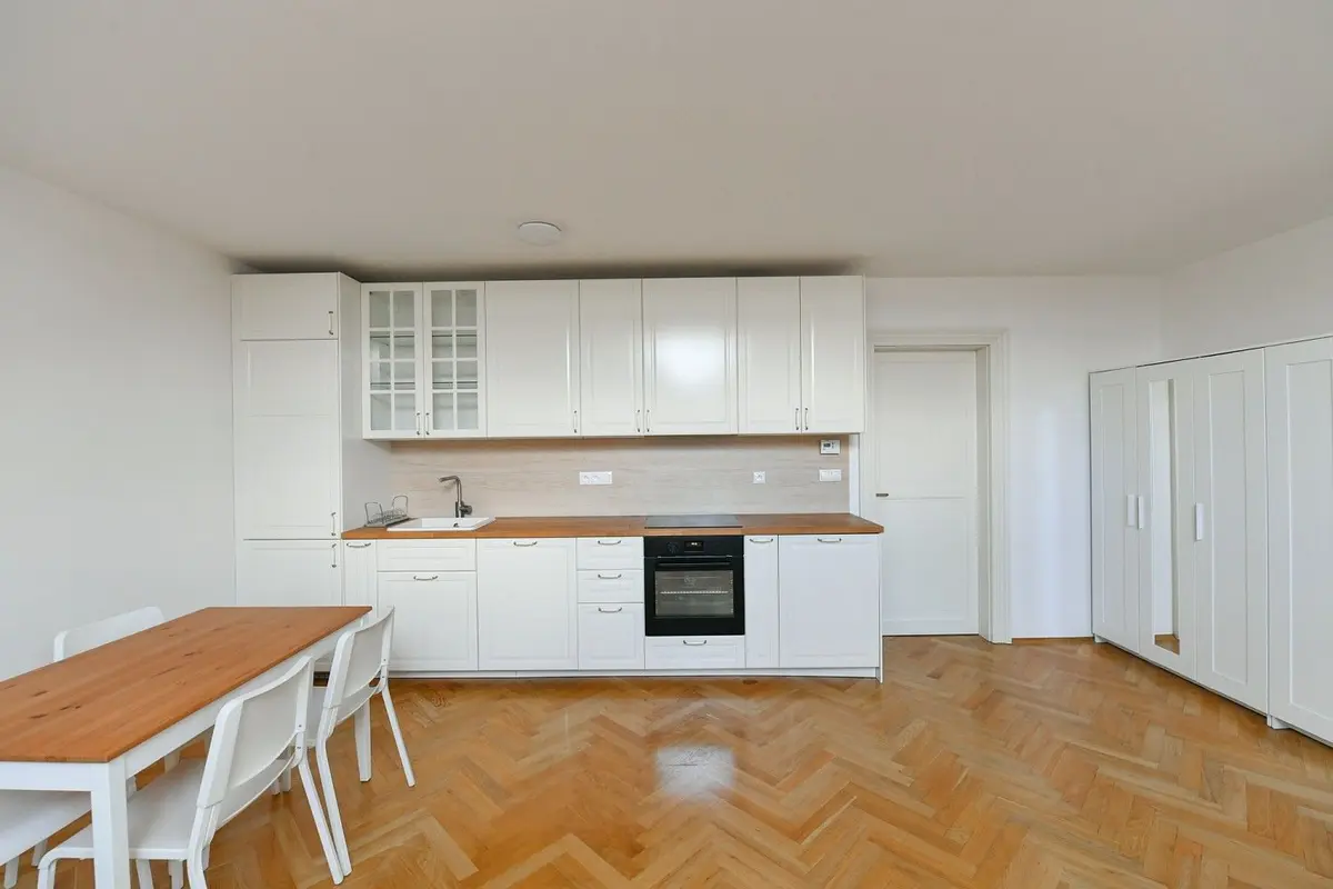 Prodej bytu 1+kk 48 m², Korunovační · Bubeneč
